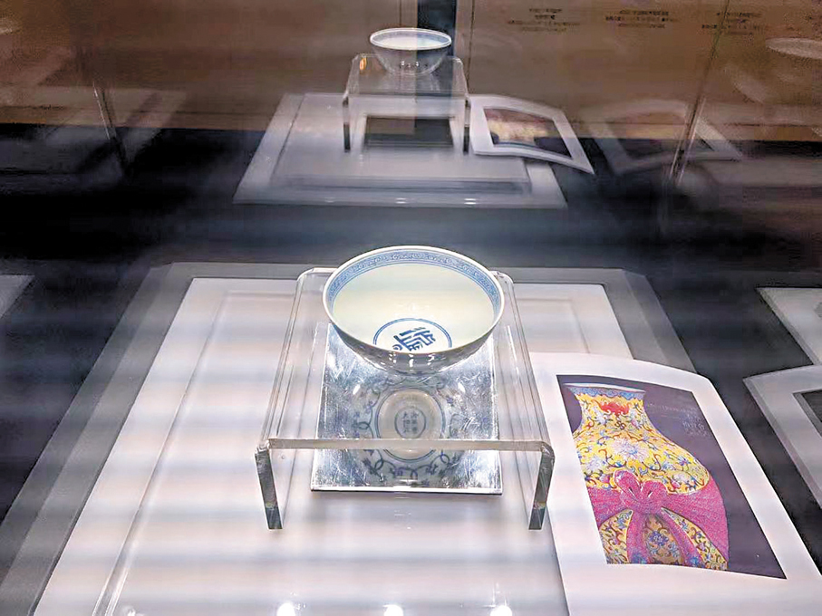 ●預展中的明成化 青花外海石榴紋內梵文臥足碗