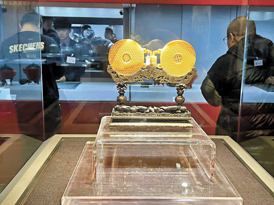 ●清乾隆 御製黃玉谷紋轉心雙聯璧