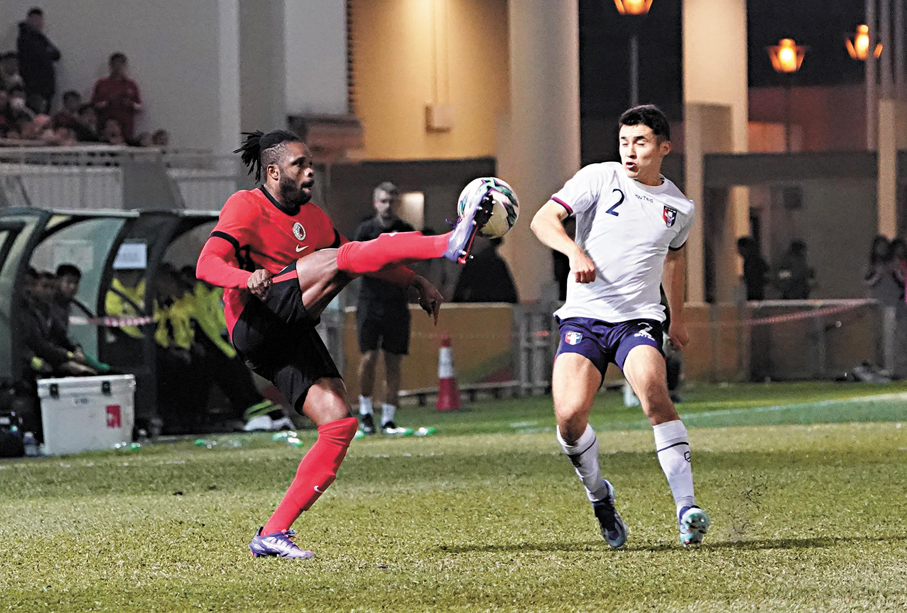 ●艾華（左）入替受傷的祖連奴。香港文匯報記者張發兒 攝