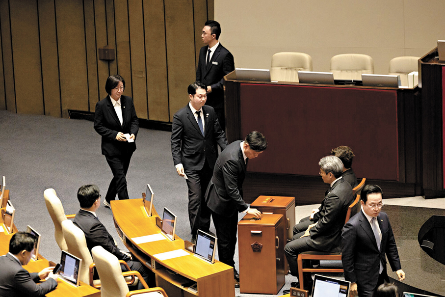 ●分析指執政黨只有12人倒戈，遠不及朴槿惠彈劾案。 彭博社