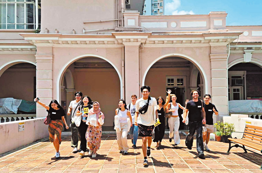●香港博士研究生獎學金計劃受追捧,吸引近8,500名全球頂尖學生申請,按年增逾兩成半。圖為港大國際生迎新日。 港大Fb圖片