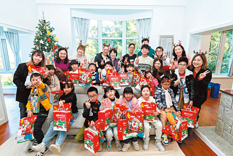 ●林定國日前邀請一班來自深水埗社區客廳的小朋友到官邸舉行聖誕派對。 林定國Fb圖片