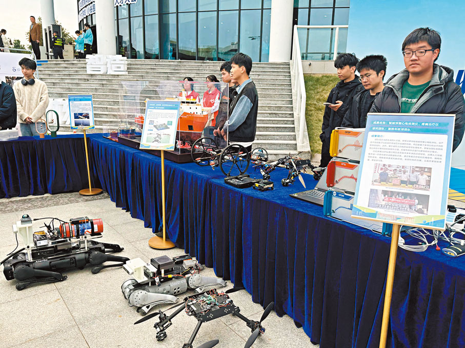 ●廣州大學城的學生創業團隊在展示創新成果。 香港文匯報記者盧靜怡 攝