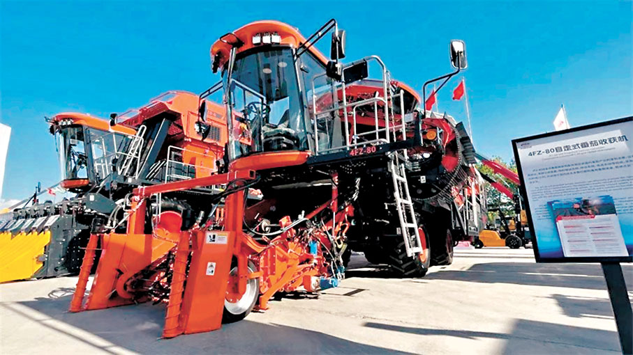 ●鐵建重工新疆有限公司自主研發的首批國產智能番茄收穫機在第八屆中國—亞歐博覽會期間進行展示。 