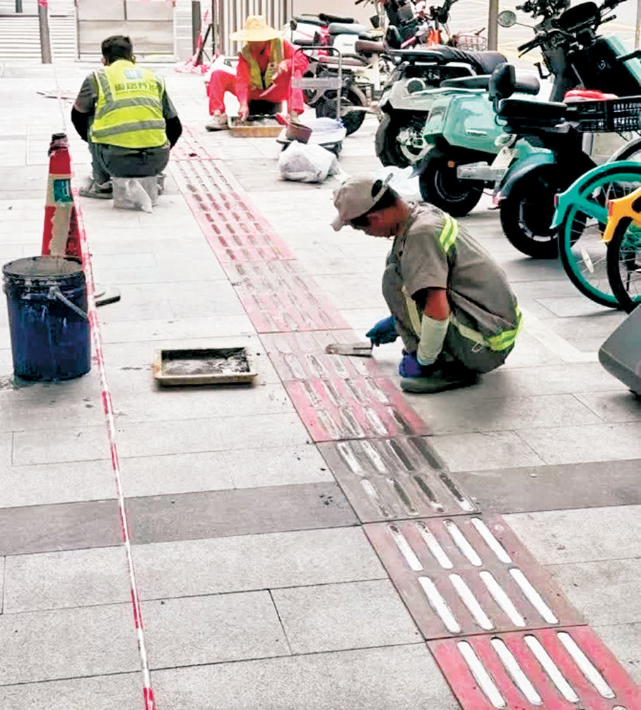 ●深圳市民在社交媒體上發布圖文「偶遇深圳福田區連夜拆不銹鋼盲道」，新裝了更為安全可靠的水逆材質的盲道。 網上圖片