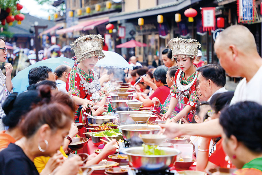 ●苗年長桌宴盛況。