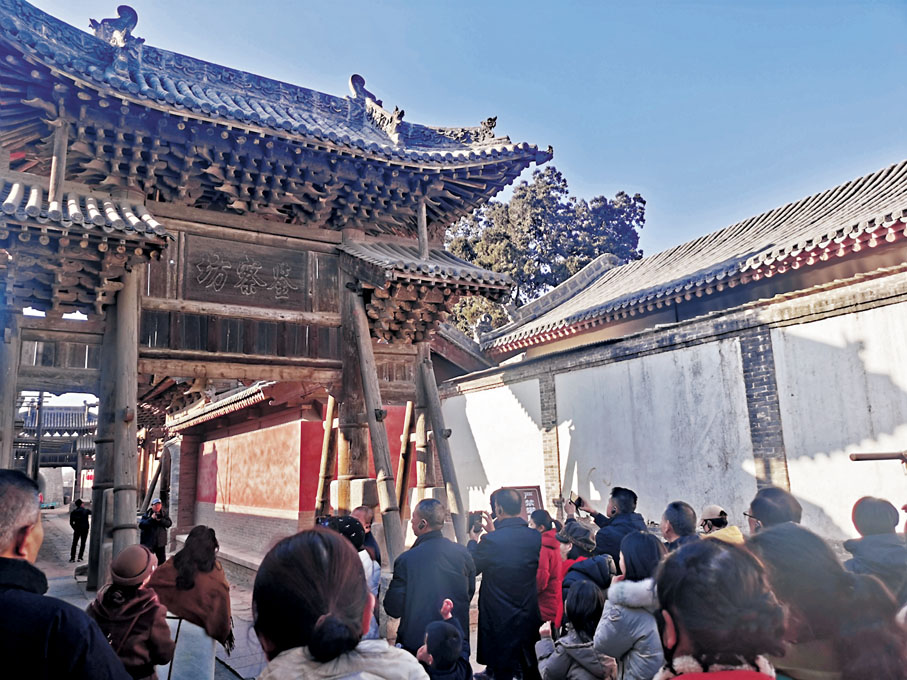 ●海外華文媒體代表在汾城古鎮參觀鑒察坊牌樓。 香港文匯報記者楊奇霖  攝