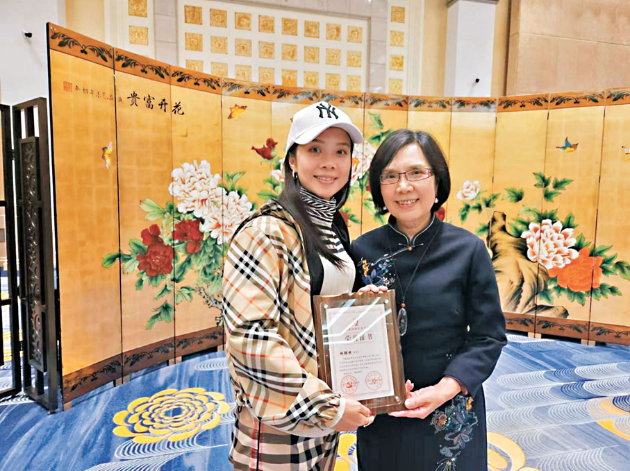 ●林穎施（左）獲頒榮譽證書。作者供圖