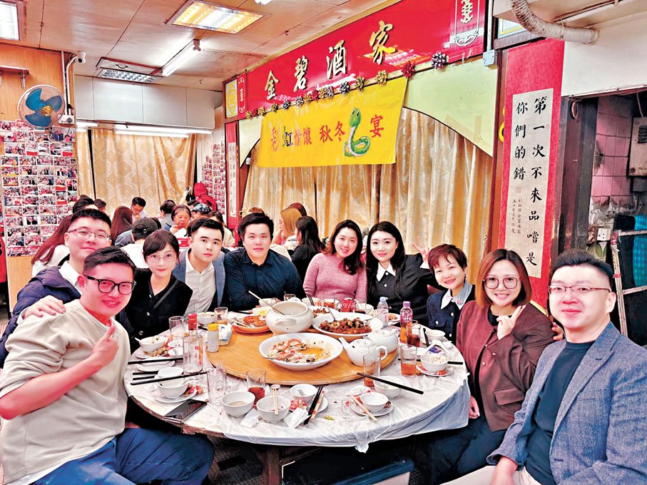●作者和一眾街坊相聚金碧酒家。 作者供圖