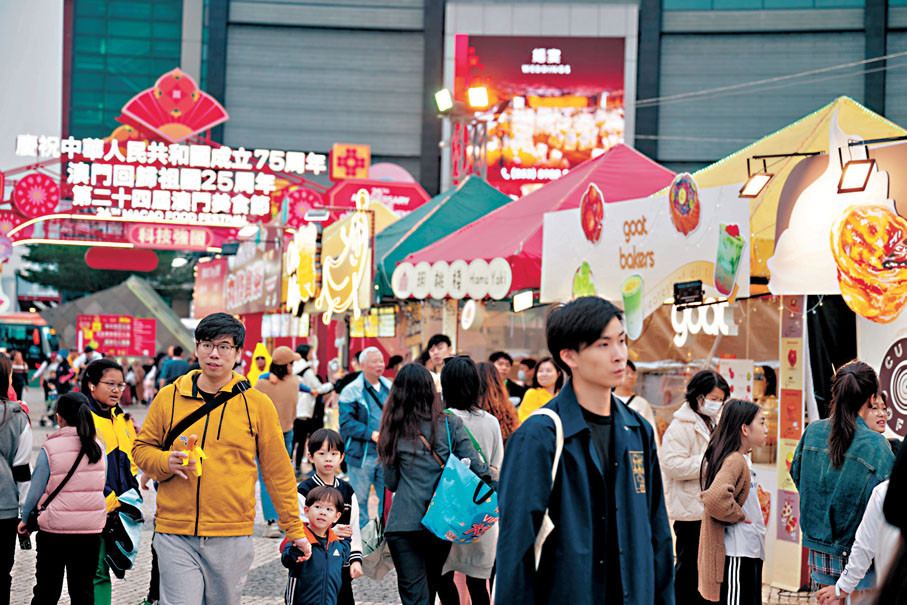 ●11月24日，市民在第二十四屆澳門美食節遊玩。 新華社