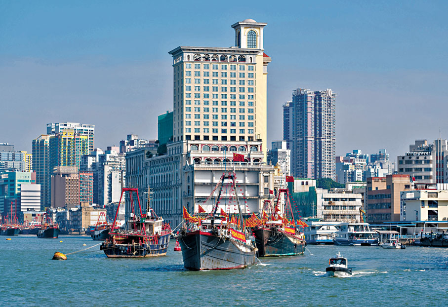 ●12月12日，慶祝中華人民共和國成立75周年暨澳門回歸祖國25周年澳門漁船大巡遊啟航儀式在澳門舉行。 新華社