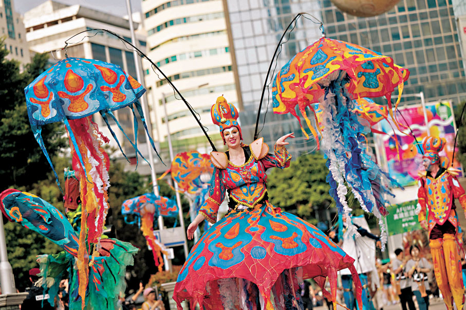 ●3月24日，市民參加「2024澳門國際幻彩大巡遊」。 新華社