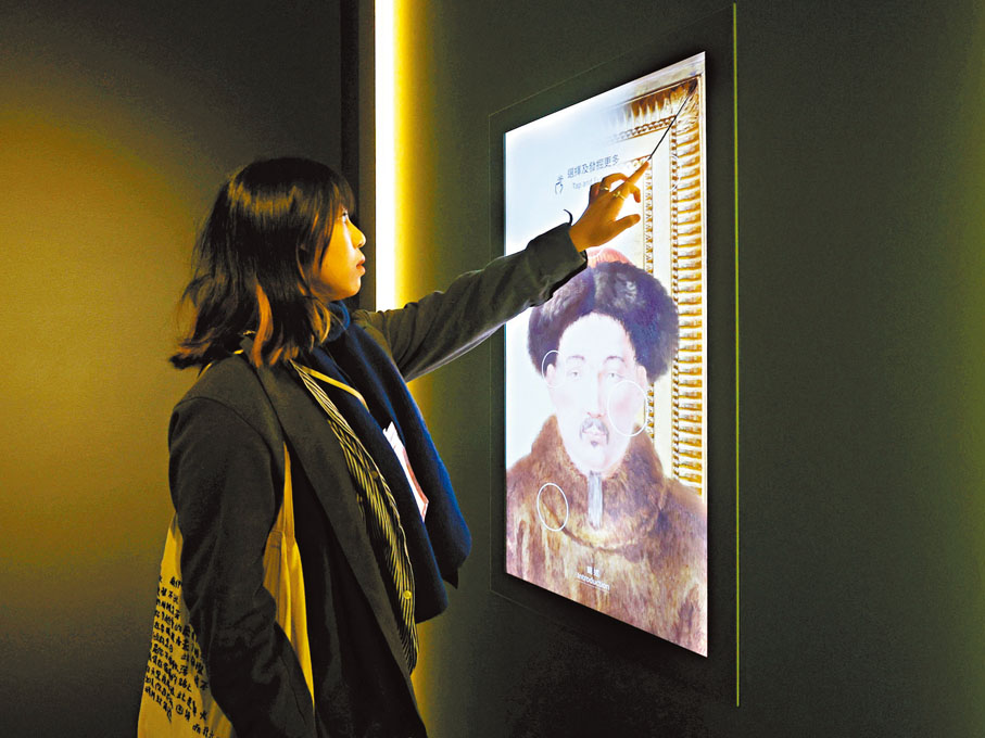 ●觀展者通過多媒體屏幕探索乾隆帝瓷板像的細節。