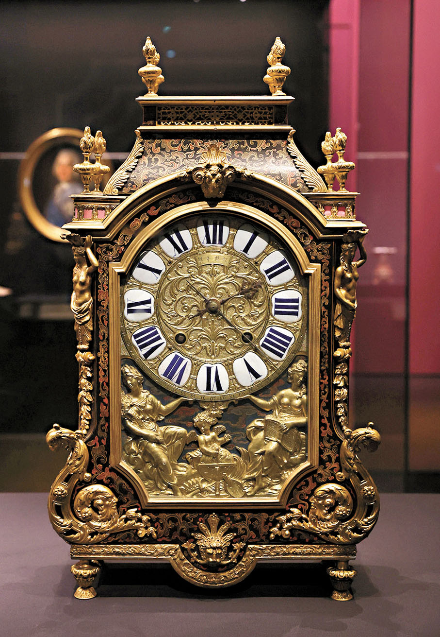 ●黑漆彩繪鐘曾通過法國傳教士送給康熙皇帝。