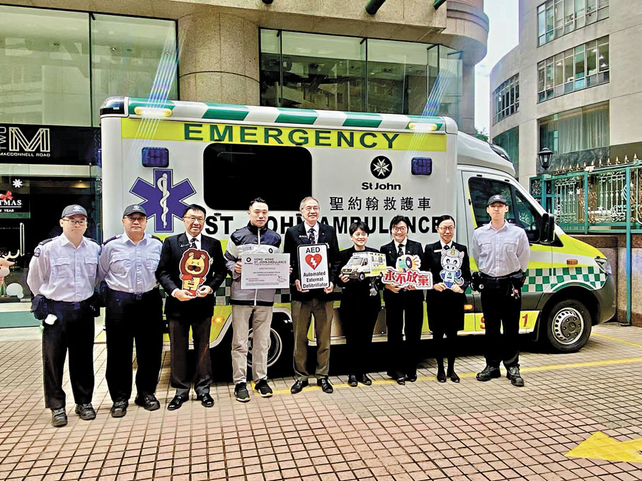 ●香港聖約翰救護機構舉辦新書發布會，並展示聖約翰最新的救護車。 香港文匯報記者子京  攝