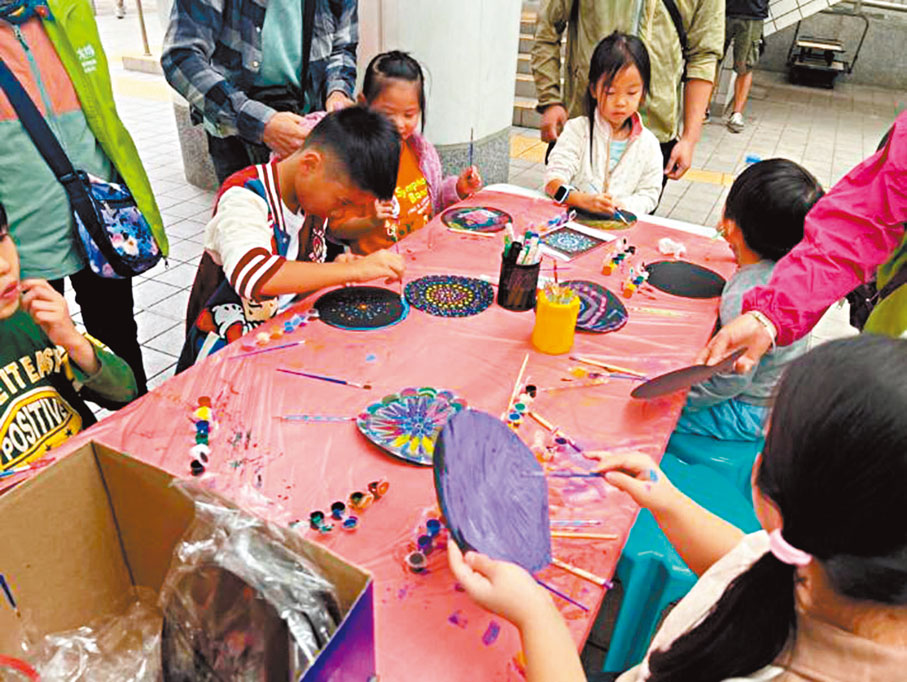 ●富昌、碧匯、荔枝角中小區關愛隊早前舉辦「文化共融嘉年華」，超過500位市民參與，體驗傳統文化活動。 作者供圖