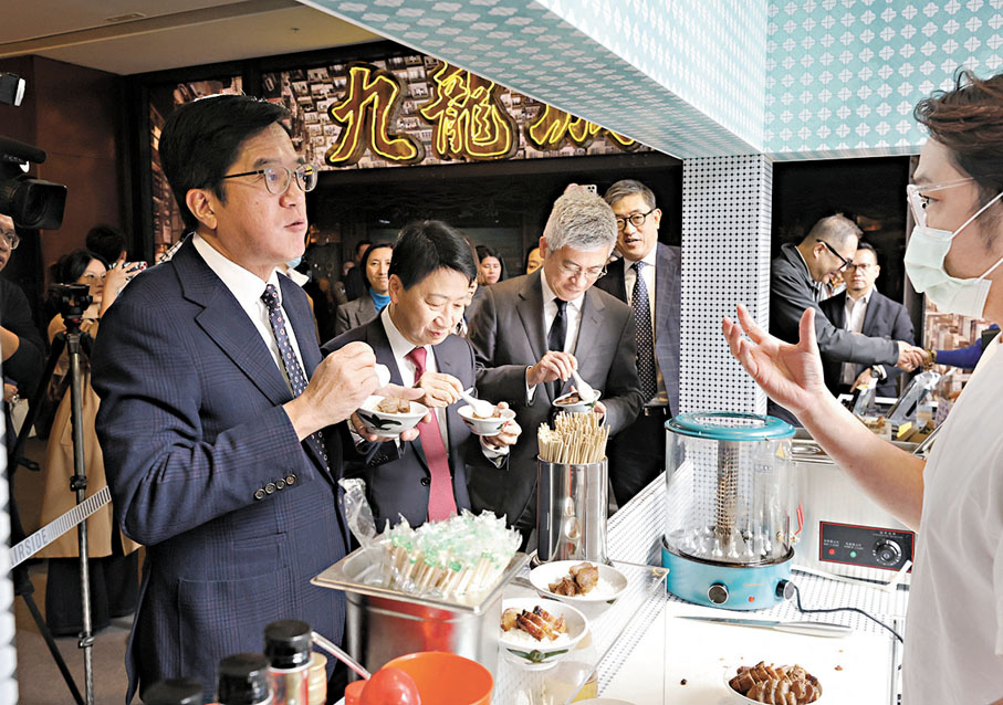 ●黃偉綸等嘉賓即場試食叉燒飯。香港文匯報記者郭木又 攝