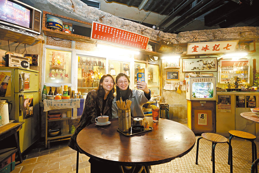 ●電影內的懷舊大牌檔、冰室等經典場景，成為市民必到的打卡熱點。 香港文匯報記者郭木又  攝