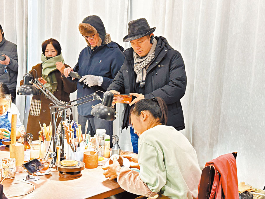 ●參訪團成員在了解紫砂文創一把壺的製作。