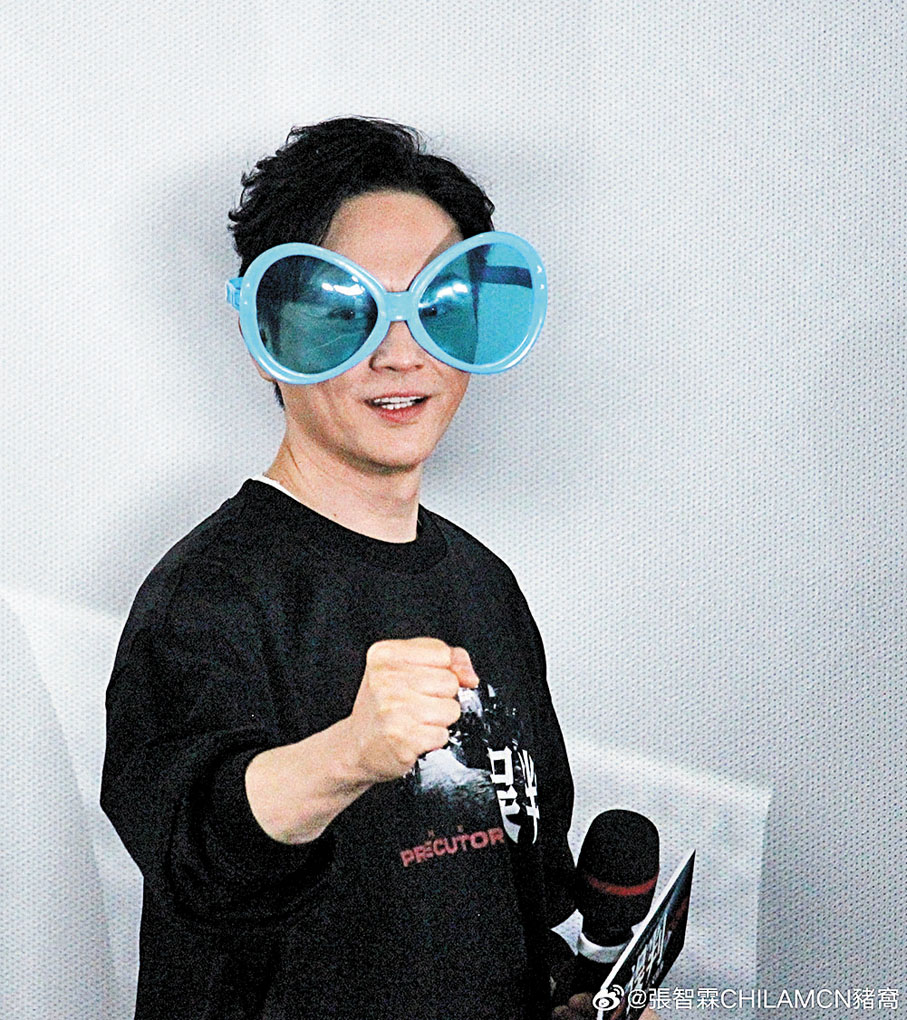 ●張智霖應粉絲要求戴上超大藍色墨鏡展示身手。