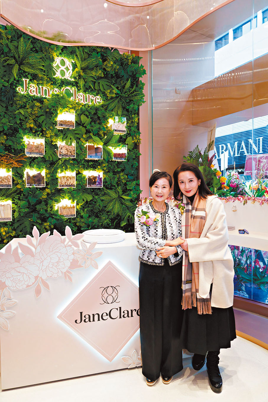 ●美妝護膚品牌JaneClare創辦人李慧賢（左）與女星龔慈恩合照。