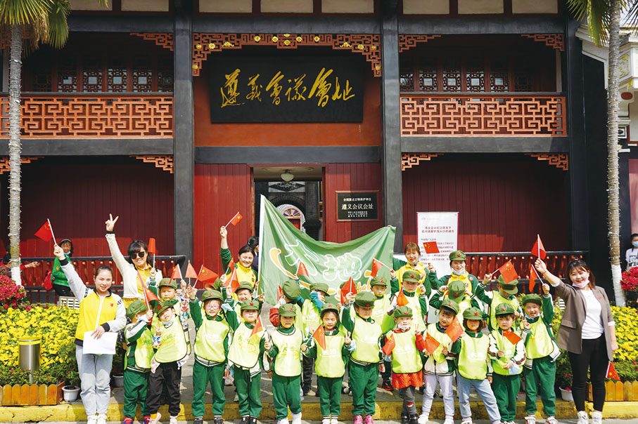 ●紅色教育，從娃娃抓起。圖為小小遊客參觀遵義會議紀念館。 江河 攝