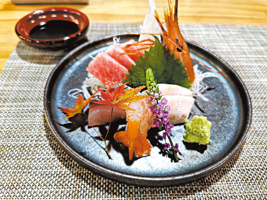 ●刺身，有藍鰭吞拿魚大腩、深海池魚、牡丹蝦等。