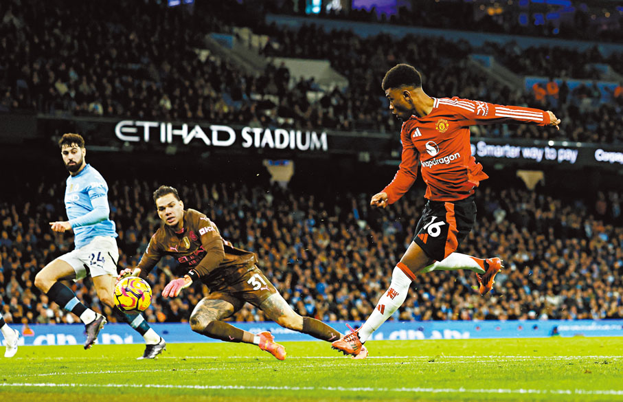 ●迪亞路（右）射入絕殺一球瞬間。  路透社