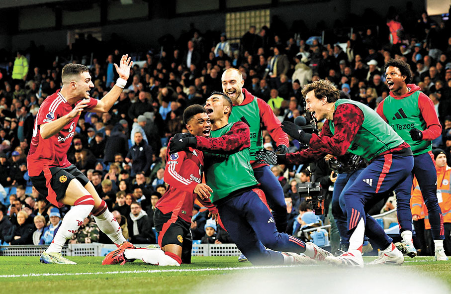 ●曼聯在臨完場前由輸變贏，阿密特迪亞路（左二）是頭號功臣。  路透社