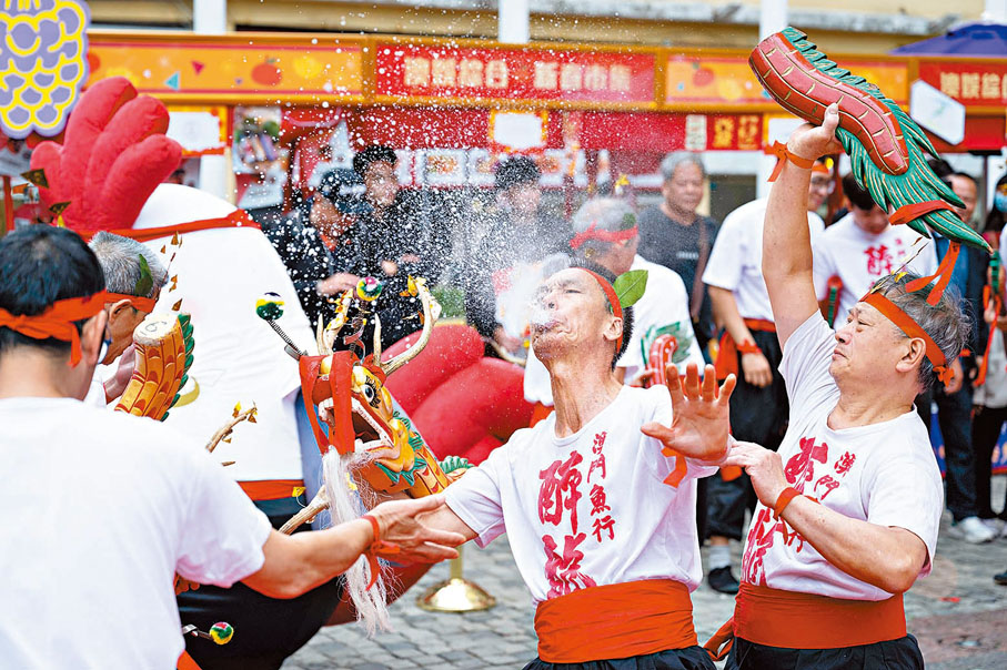 ●澳門找準自己定位，大力發展文化體育、大健康等產業，經濟適度多元化發展成果豐碩。圖為舞醉龍隊伍在內港區進行表演。 資料圖片