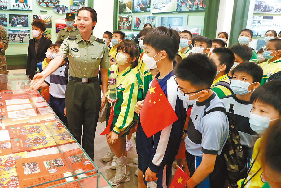●2023年6月1日，澳門小學生在駐澳部隊過兒童節。 資料圖片