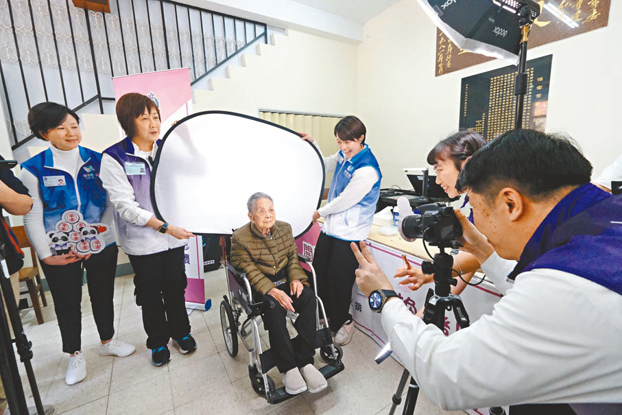 ●入境處外展隊為長者拍攝證件照。香港文匯報記者涂穴 攝