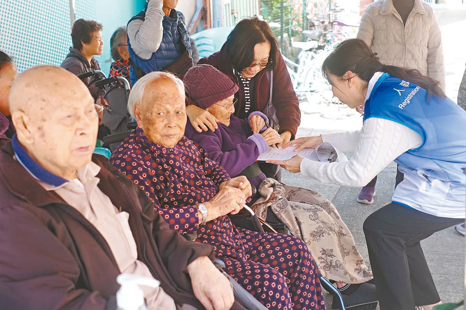 ●外展隊職員為長者登記資料。香港文匯報記者涂穴 攝