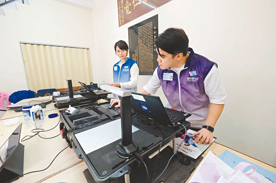 ●外展隊攜帶流動式身份證登記設備。香港文匯報記者涂穴  攝