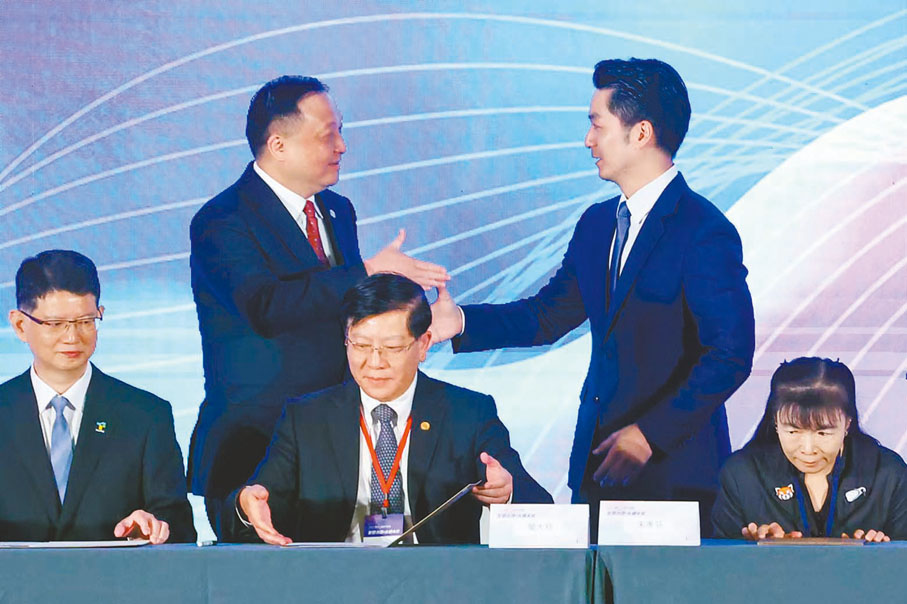 ●「2024上海台北城市論壇」12月17日在台北舉行。圖為上海市副市長華源（左）和台北市長蔣萬安（右）。 中通社