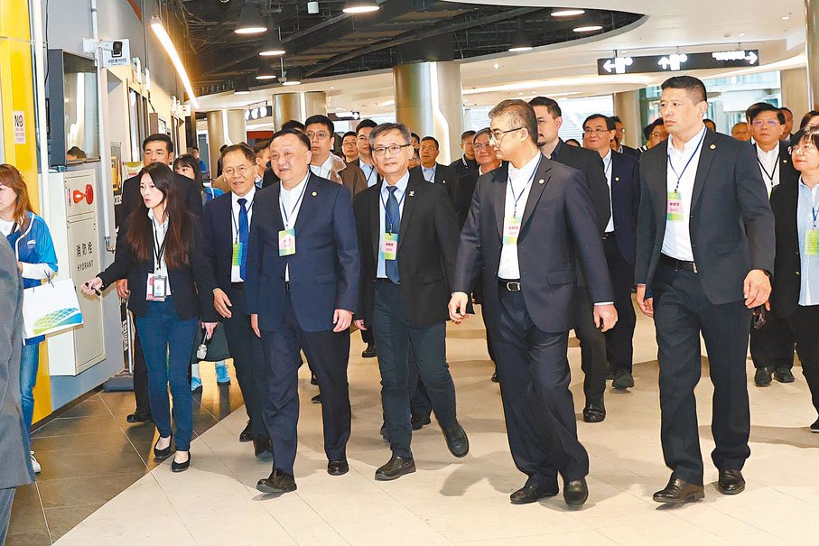 ●「2024上海台北城市論壇」17日在台北登場，作為新冠疫情後首屆在台北舉辦的實體「雙城論壇」，兩市在此次論壇中和諧互動，為當前緊繃的兩岸關係釋出一定和緩信號。除簽署合作備忘錄外，上海方面宣布推動滬籍居民赴台旅遊，成為論壇成果一大亮點。圖為上海訪問團參觀台北大巨蛋。 中通社