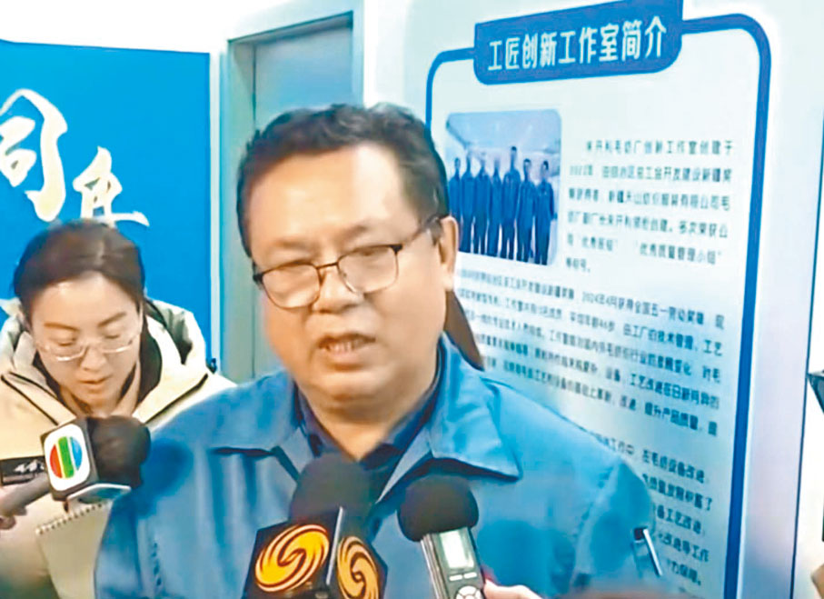 ●新疆天山毛紡織公司針織廠副廠長阿尤甫·哈力克在接受中外媒體採訪。香港文匯報新疆傳真