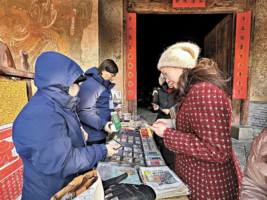 ●廣勝寺以寺內壁畫等圖案製作的文創產品，受到參訪團成員喜愛，紛紛解囊購買。