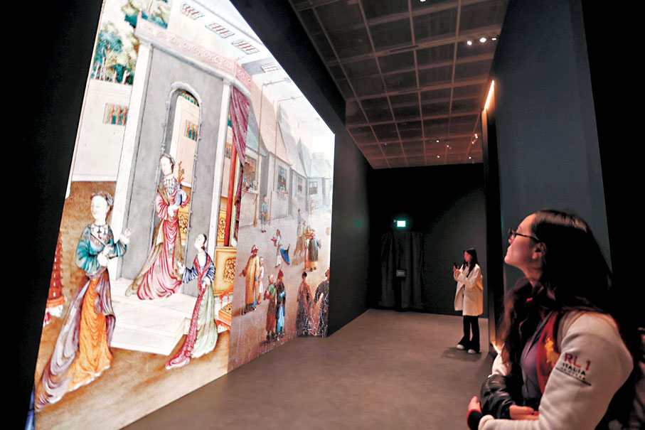 ●「當紫禁城遇上凡爾賽宮—十七、十八世紀中法文化交流」用上不少多媒體手段展示。   香港文匯報記者郭木又  攝