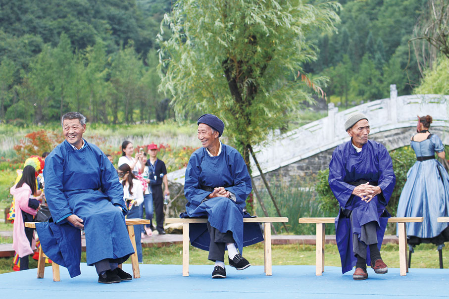 ●鄉賢。其頗具古風的衣着，至今仍然是屯堡人家漢族男性「出門」或典禮着裝。