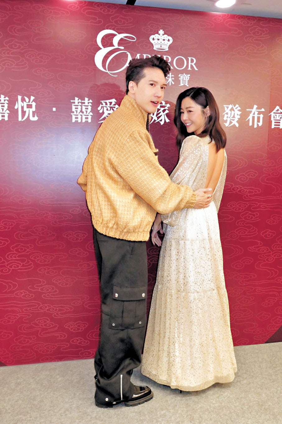 ●關智斌邀衛詩雅騷玉背拍照再做「影后」。