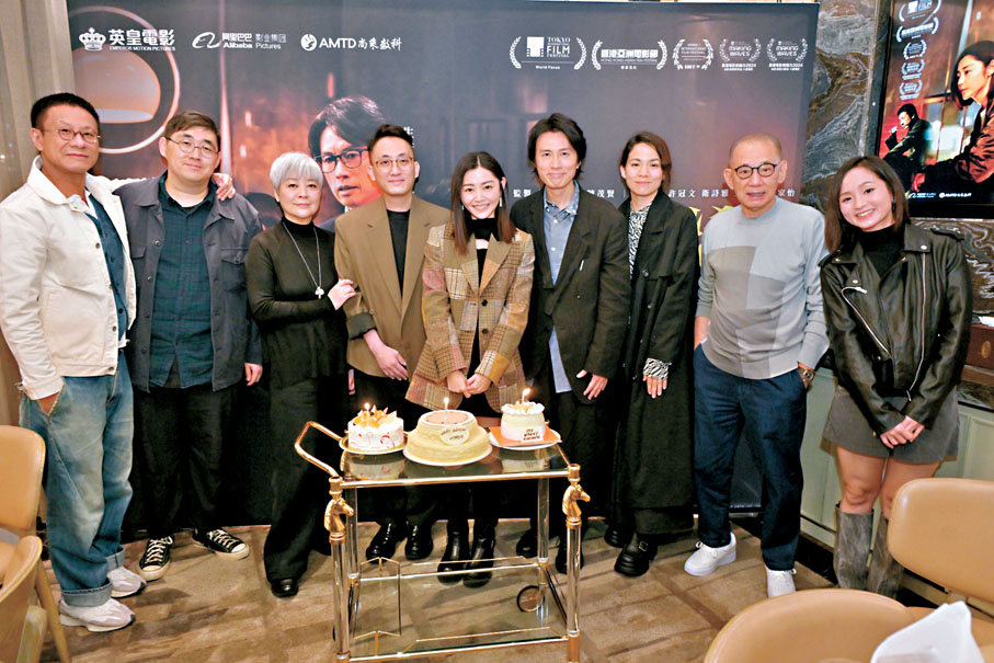 ●衛詩雅讚未婚夫(左四)貼心。 資料圖片