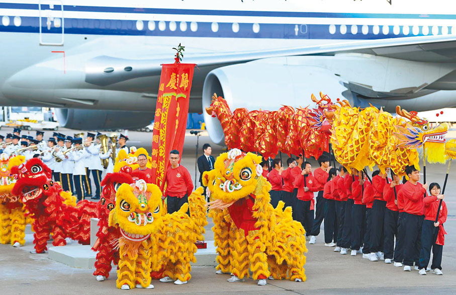 ●澳門菜農子弟學校逾百位師生參與接機歡迎儀式，其中46位中學生為舞獅隊。 新華社