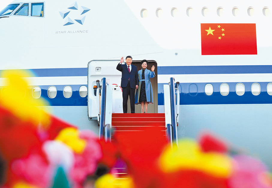 ●12月18日下午，國家主席習近平和夫人彭麗媛走出艙門，向歡迎人群揮手致意。 新華社