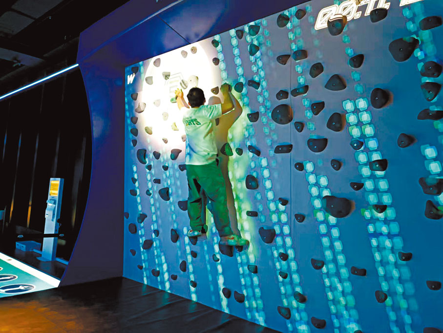 ●零售館設有一個17.5米高的有蓋攀岩牆，屬全港之最。香港文匯報記者張茗  攝