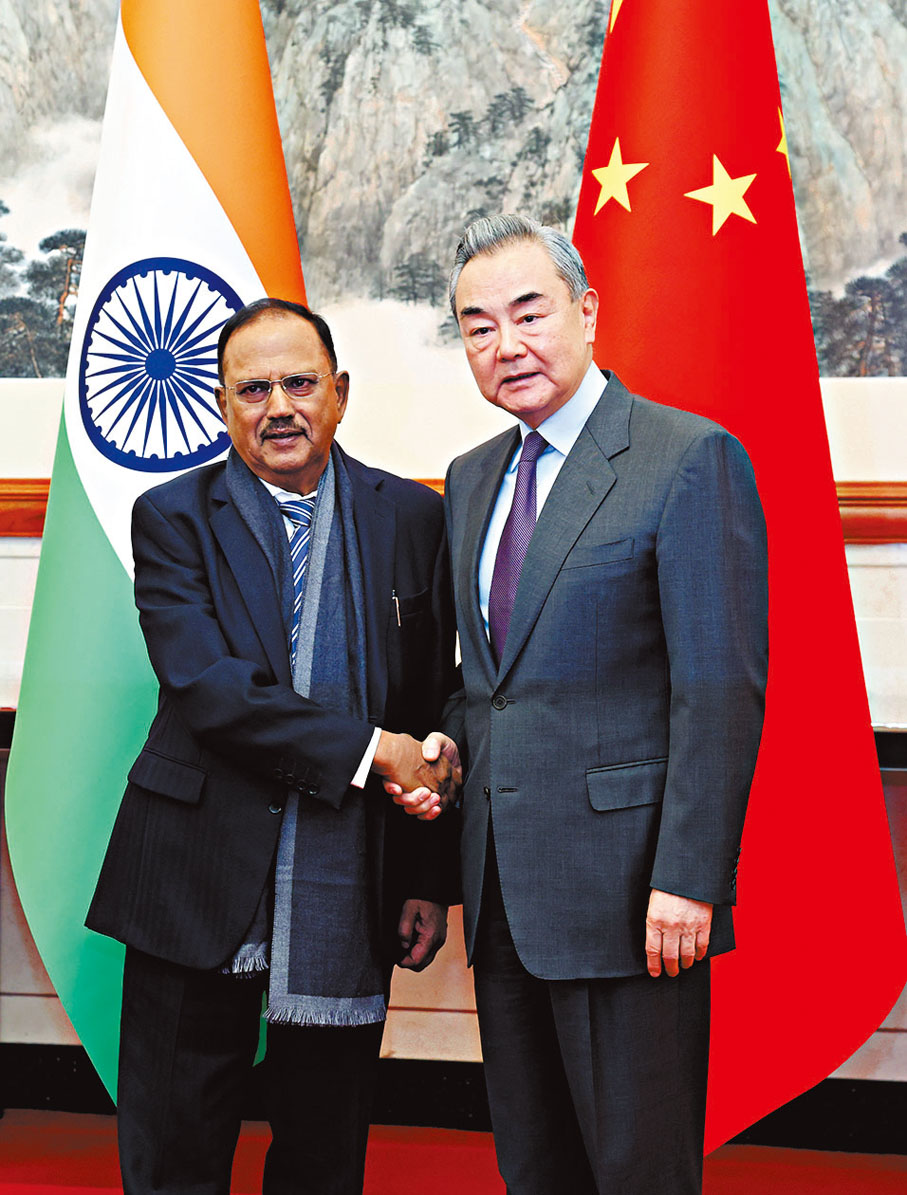 ●12月18日，中印邊界問題特別代表第23次會晤在北京舉行。中方特別代表、中共中央政治局委員、中央外辦主任王毅同印方特別代表、國家安全顧問多瓦爾就中印邊界問題和雙邊關係等進行深入、建設性溝通。 新華社