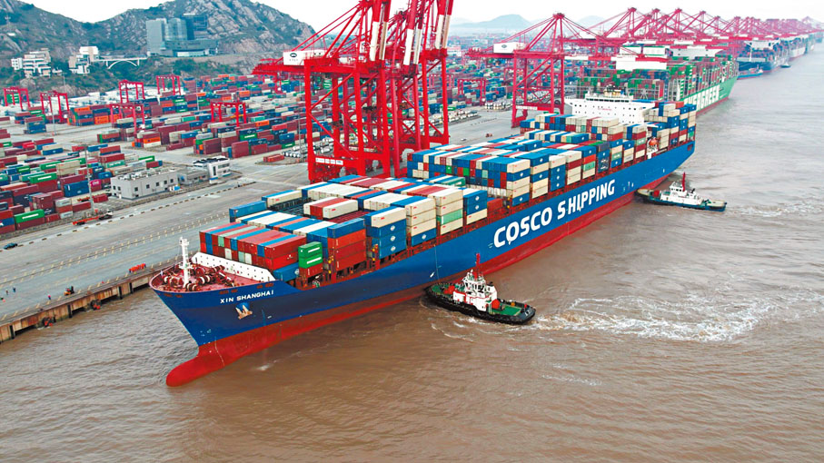 ●中遠海運旗下「新上海」輪滿載2萬餘噸水果，18日正式抵達上海洋山港。    上海海關供圖