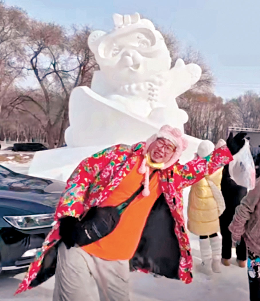 ●台灣視頻網紅「胖胡」在哈爾濱採冰節上遊玩。 視頻截圖