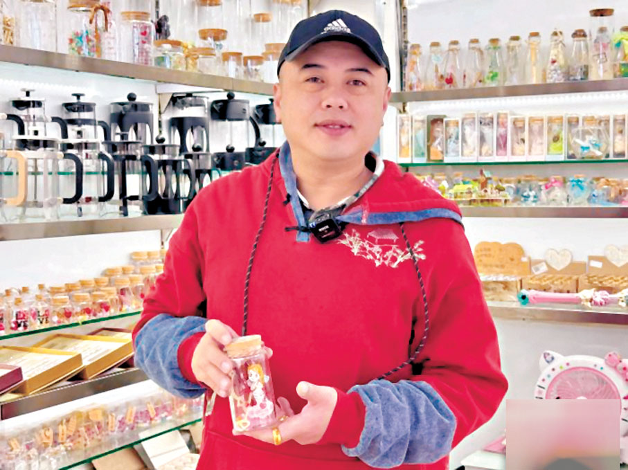 ●台商郭諭在自家檔口展示熱銷產品。 網上圖片