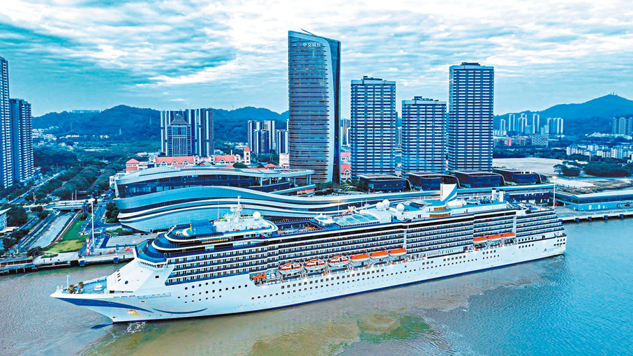 ●滿載着2,300多名遊客的愛達·地中海號，18日從廣州南沙國際郵輪母港啟航，標誌着南沙郵輪母港正式恢復常態化運營。圖為愛達·地中海號郵輪到達南沙郵輪母港。香港文匯報廣州傳真